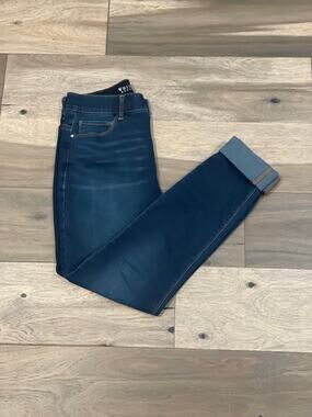 White House Black Market Size 4R Cuffed Skinny Capri Jeans